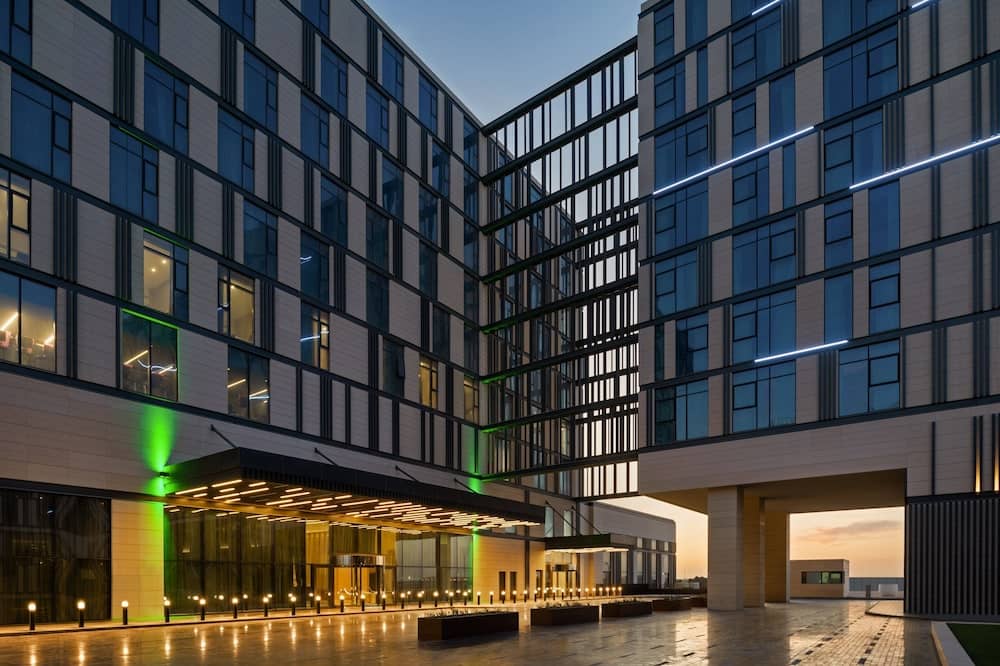 Holiday Inn Dubai Al-Maktoum Airport by IHG — 4