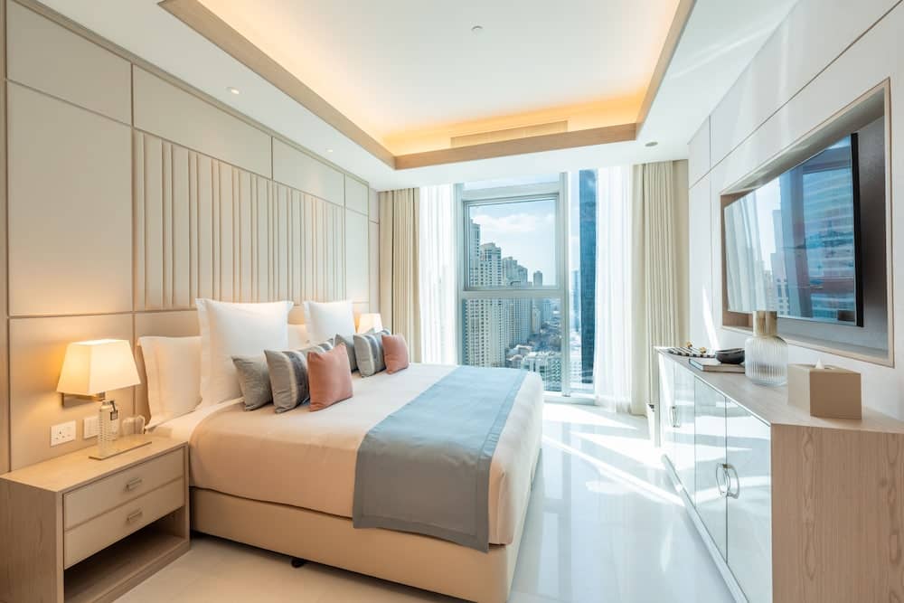 FIVE LUXE — 3