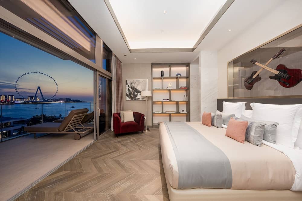 FIVE LUXE — 2