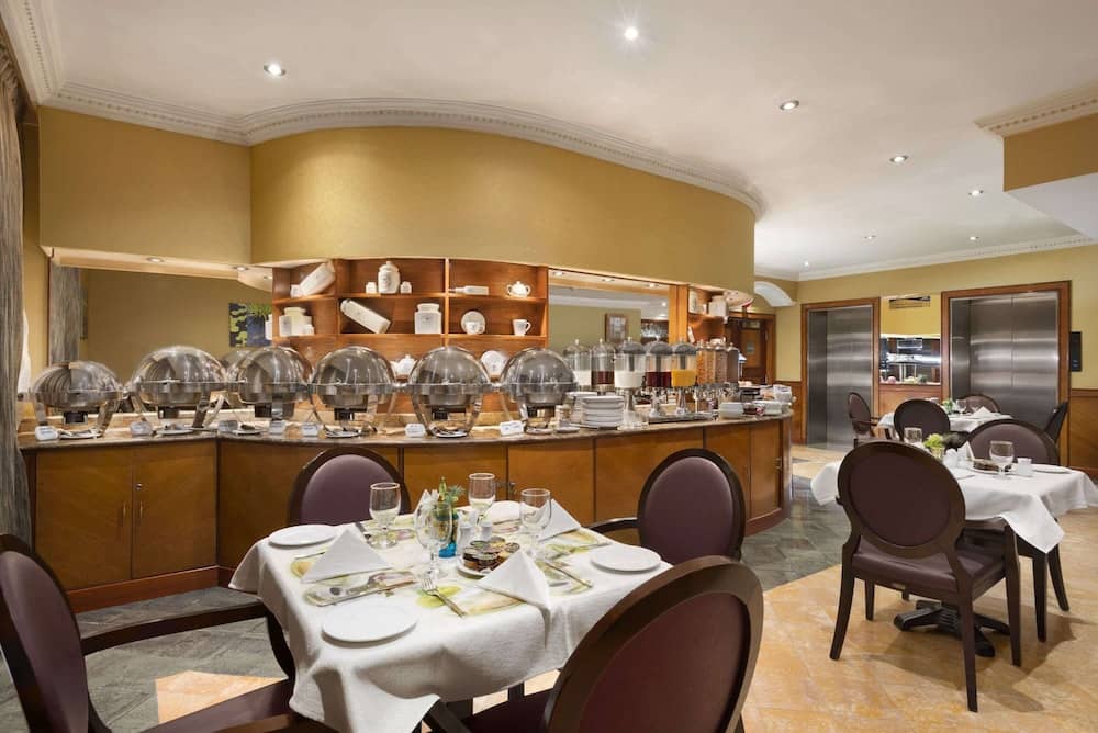Howard Johnson by Wyndham Abu Dhabi — 4