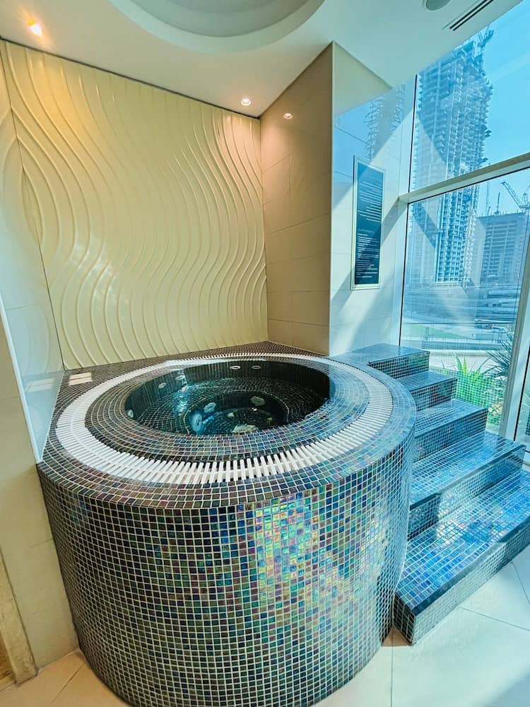Stunning Studio Dubai with Infinity Pool and Canal View — 3