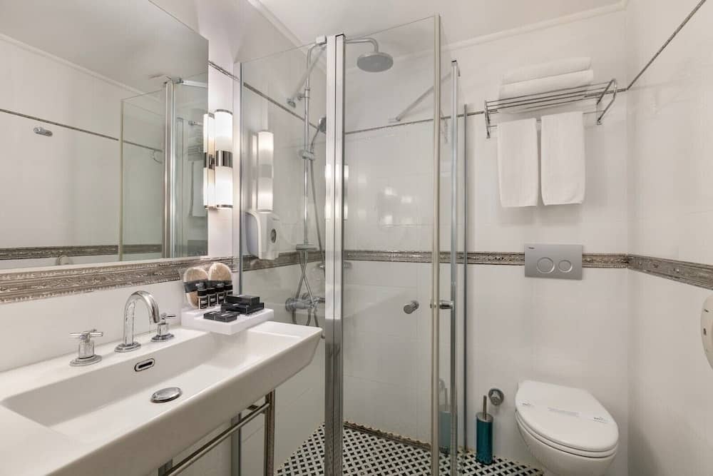 Reo Hotel — 5