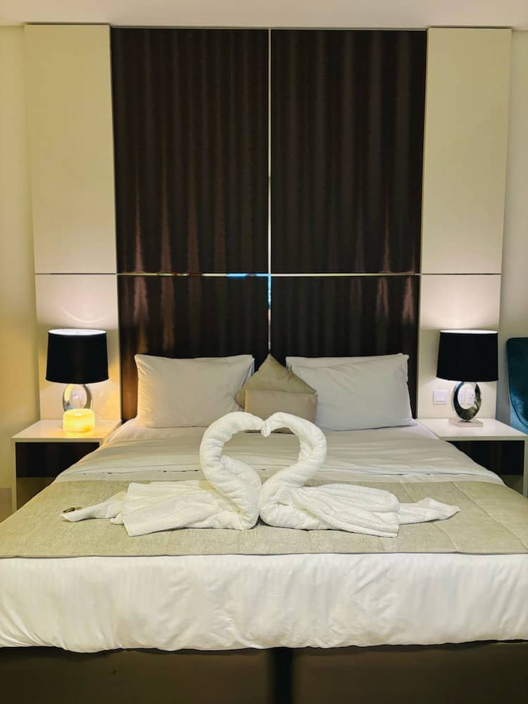 Stunning Studio Dubai with Infinity Pool and Canal View — 4