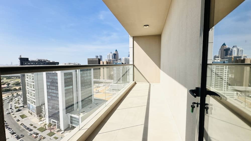 Luxury Spacious Apartment Near Downtown with Balcony and Free Parking by Belvilla — 2
