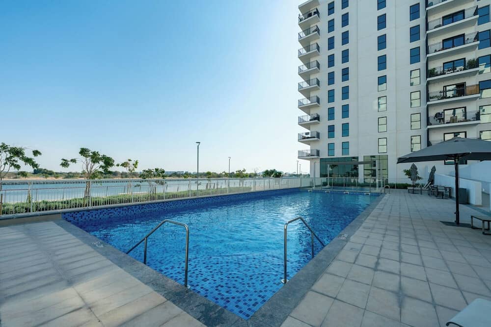 Maison Privee - Modern Yas Island Escape w/ Peaceful Canal Views — 3