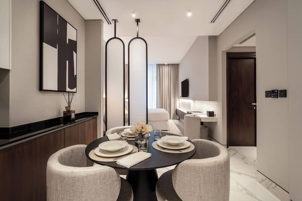 Lusso Hometels J One — 3