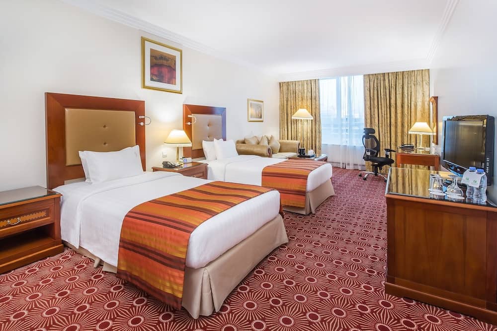 Sunday Hotel Holiday international Dubai — 3