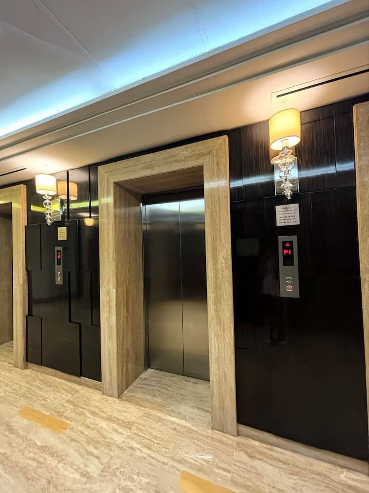 Stunning Studio Dubai with Infinity Pool and Canal View — 5