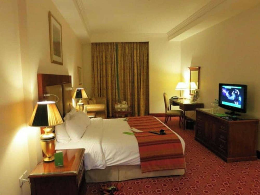 Sunday Hotel Holiday international Dubai — 2