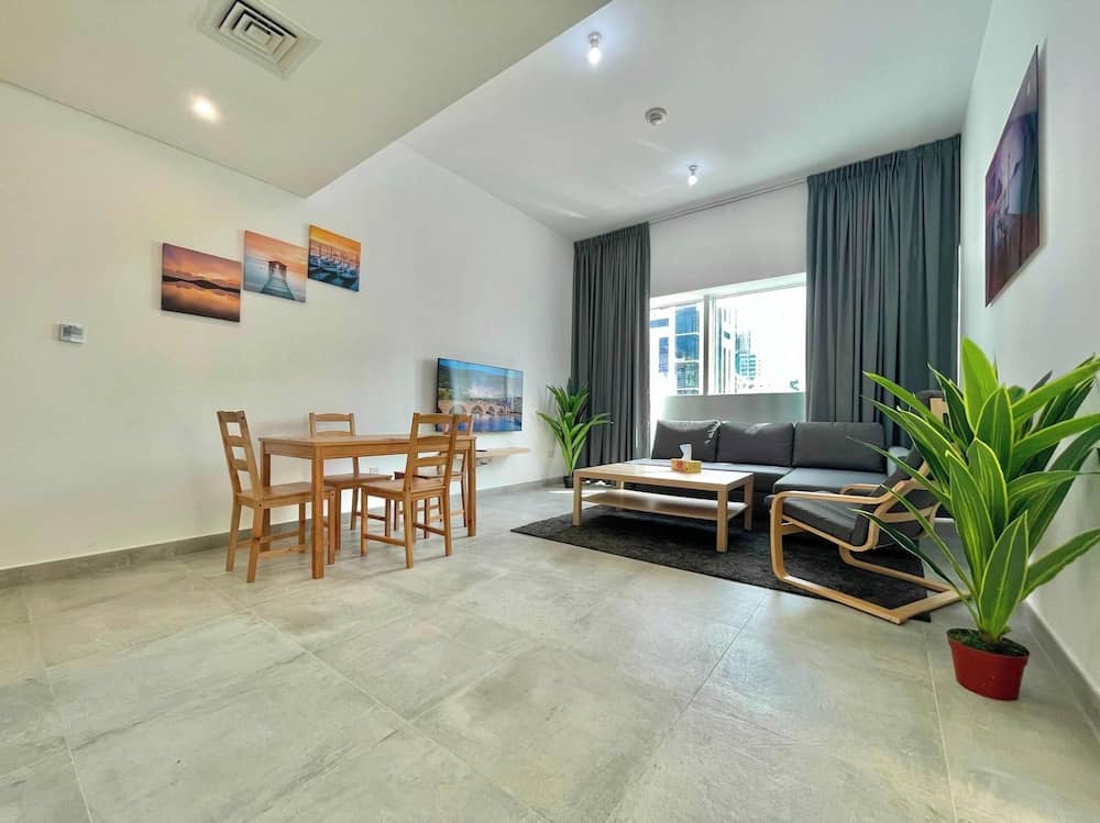 Cozy 1 BHK Furnished Apartment in Palette Tower in Tourist Club Area — 3
