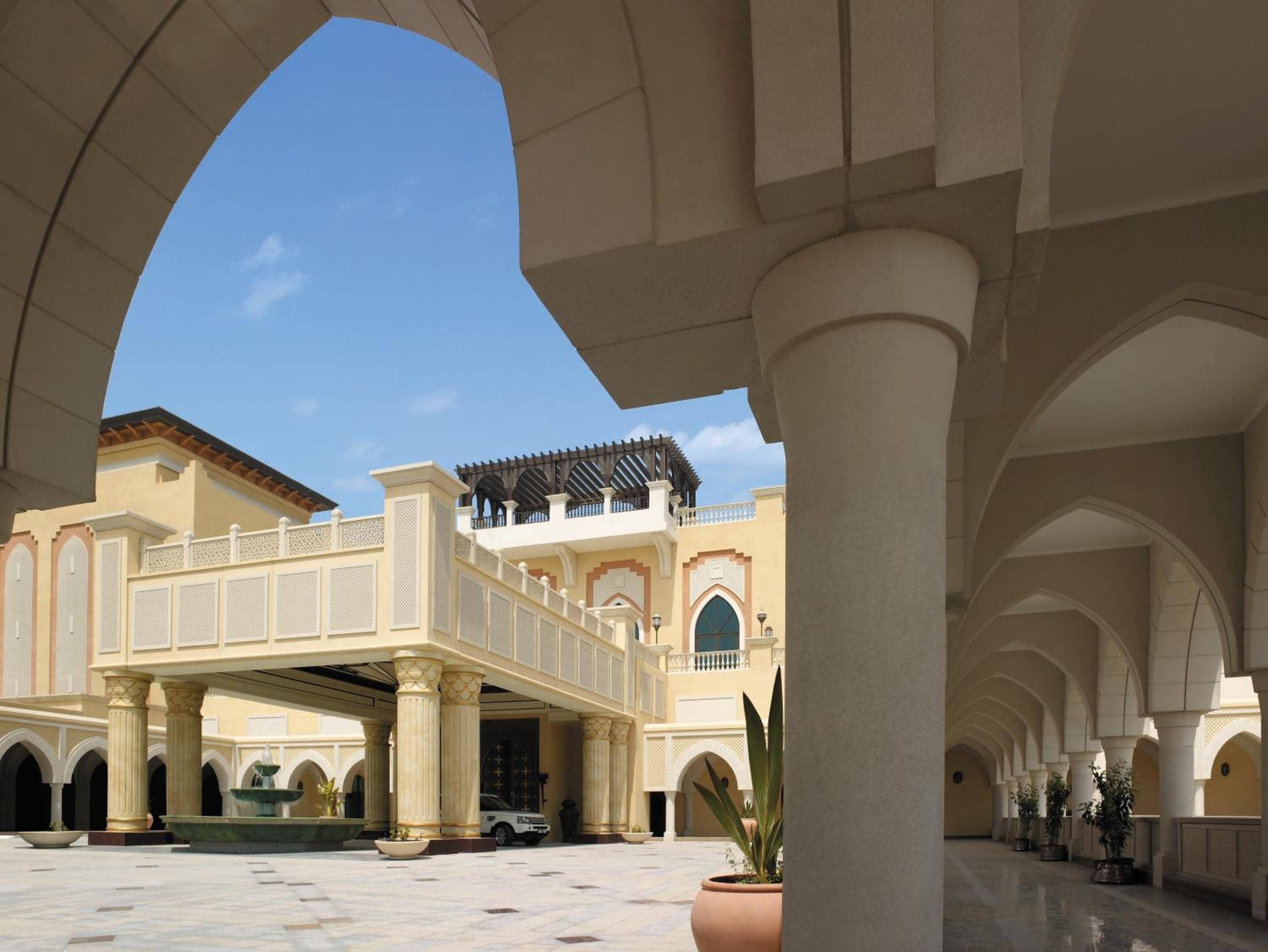 Shangri-La Hotel Apartments Qaryat Al Beri — 2